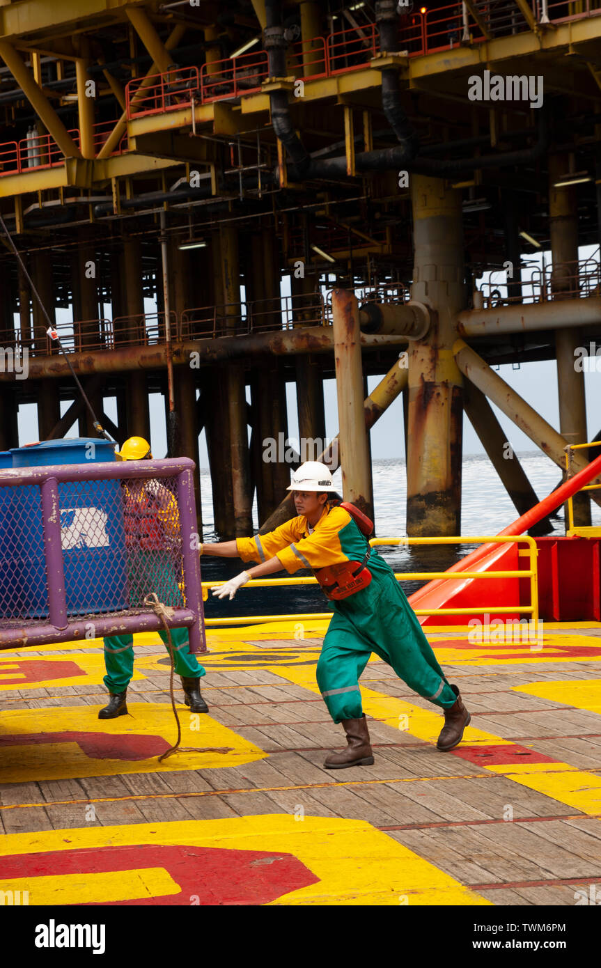 Lavoratore offshore lavorano sul ponte per il carico di merci Foto Stock