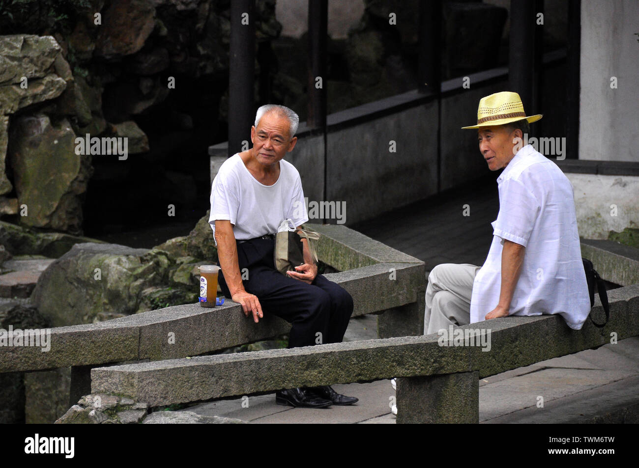 Due cinese anziano men relax a Suzhou Cina Foto Stock