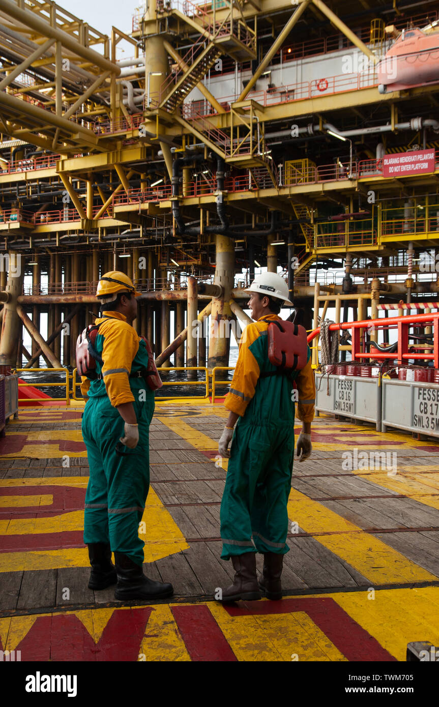 Lavoratore offshore lavorano sul ponte per il carico di merci Foto Stock