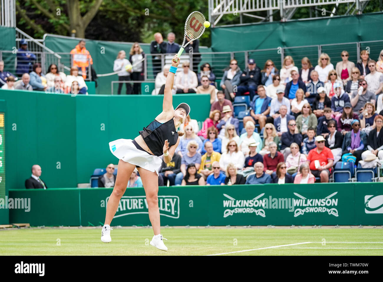 Edgbaston Priory Club, Birmingham, Regno Unito. Il 21 giugno, 2019. Il WTA natura Valle Classic Tennis Tournament; Jelena Ostapenko (LAT) serve nel suo quarterfinal match contro Petra Martic (CRO) Credito: Azione Sport Plus/Alamy Live News Foto Stock