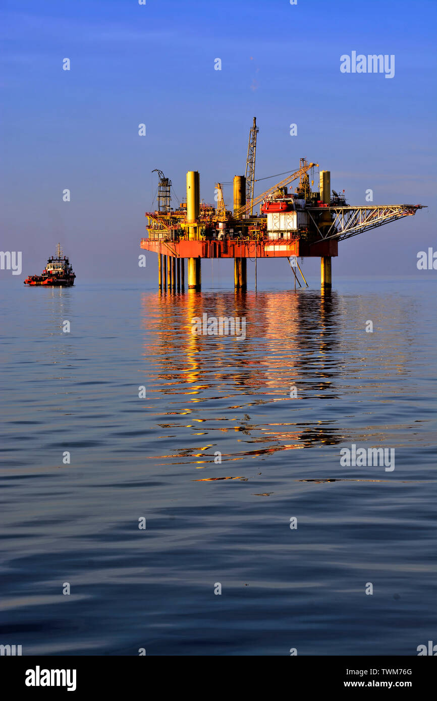 Oil Rig e alimentazione offshore barca a metà oceano con bellissimo cielo Foto Stock