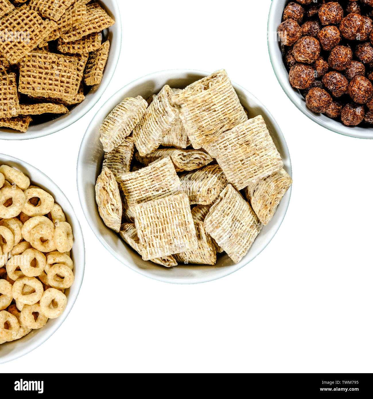 Selezione delle coppe di alimentazione sana colazione a base di cereali comprese Shredded frumento cioccolato Nesquik e Shreddies Cheerios Foto Stock