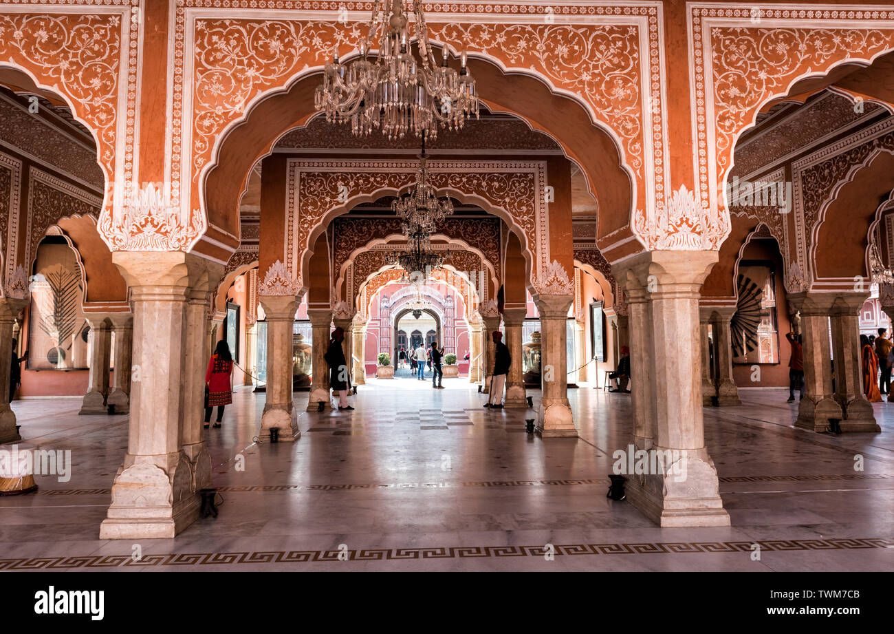 Jaipur Palace , i suoi archi e intricato lavoro di arte con lampadari antichi creano un bel ricordo del vecchio regime di Rajasthani. Foto Stock
