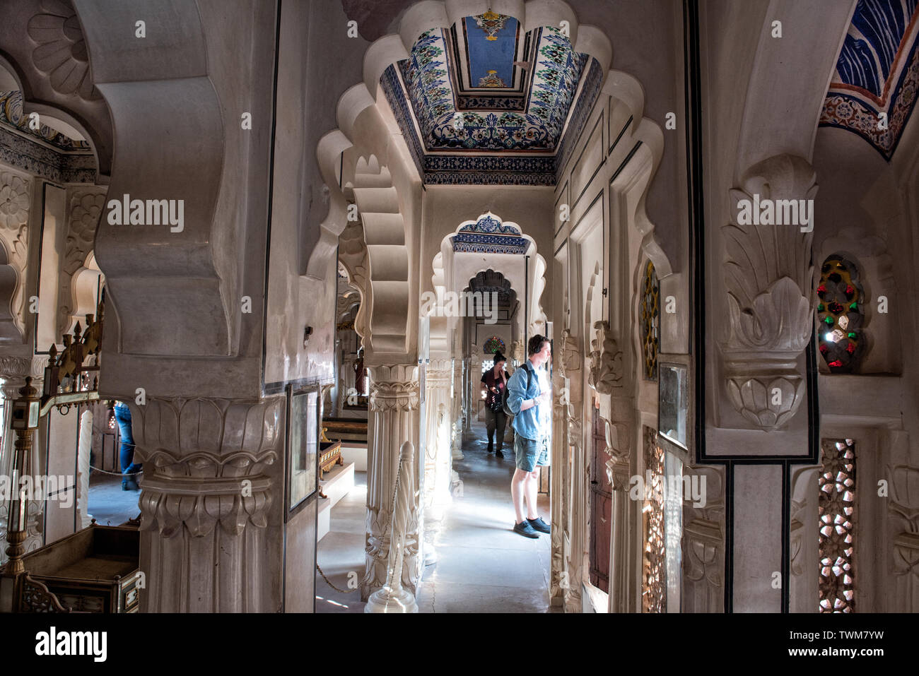 Una chiusura di intricati arte lavoro del Forte Mehrangarh interiore e la sua architettura Foto Stock