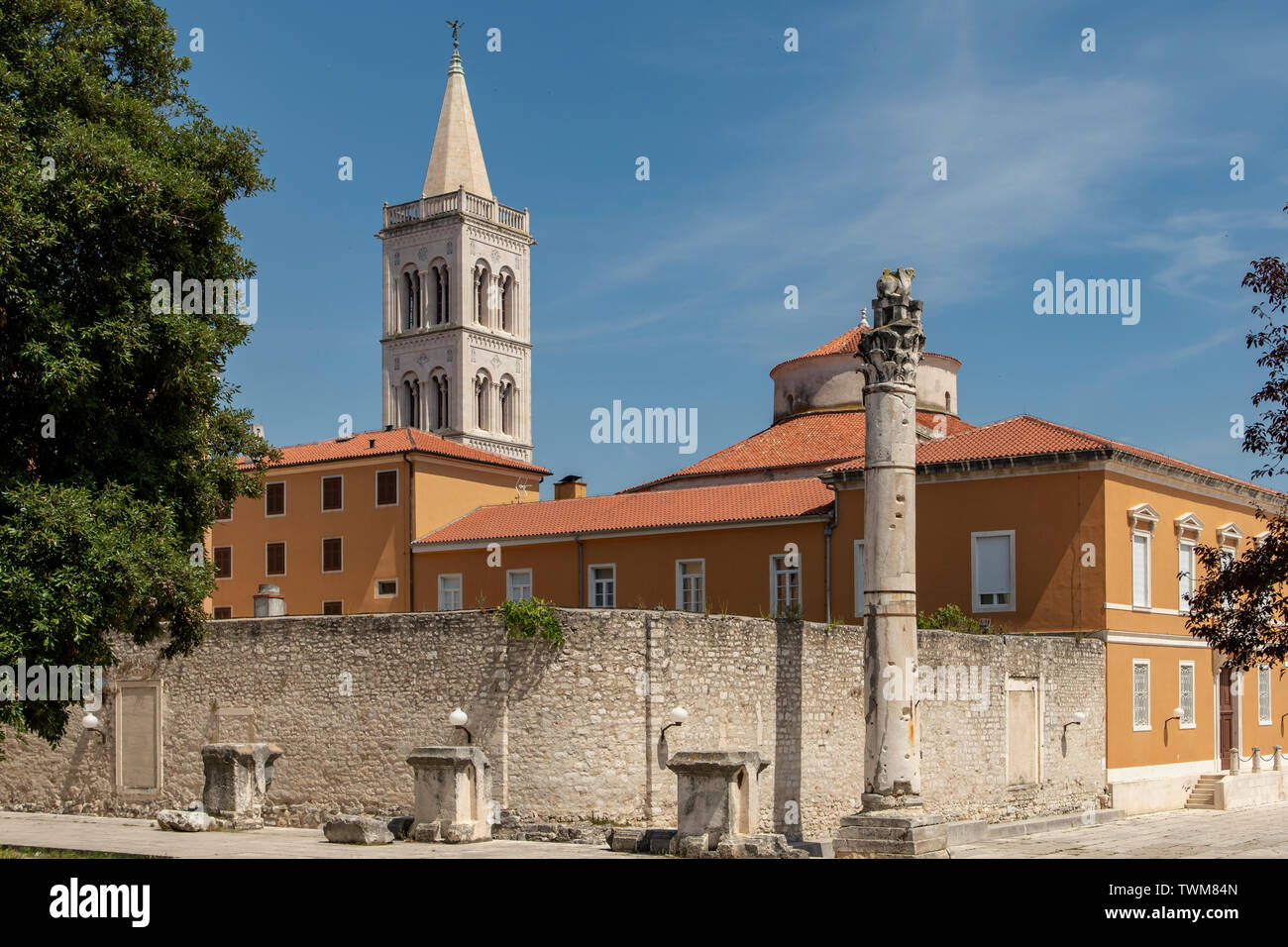 Il Pilastro della vergogna e quella di Sant'Anastasia cattedrale, Zadar, Croazia Foto Stock