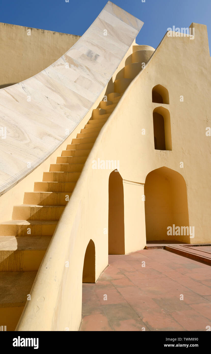 Una porzione dell'architettura di Jantar Mantar o Sun Dial di Jaipur Rajasthan,l'India mostrando la scienza e architettura di importanza storica. Foto Stock