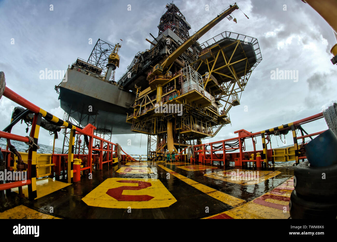 Visualizzare falsare la piattaforma petrolifera durante la mattina Foto Stock