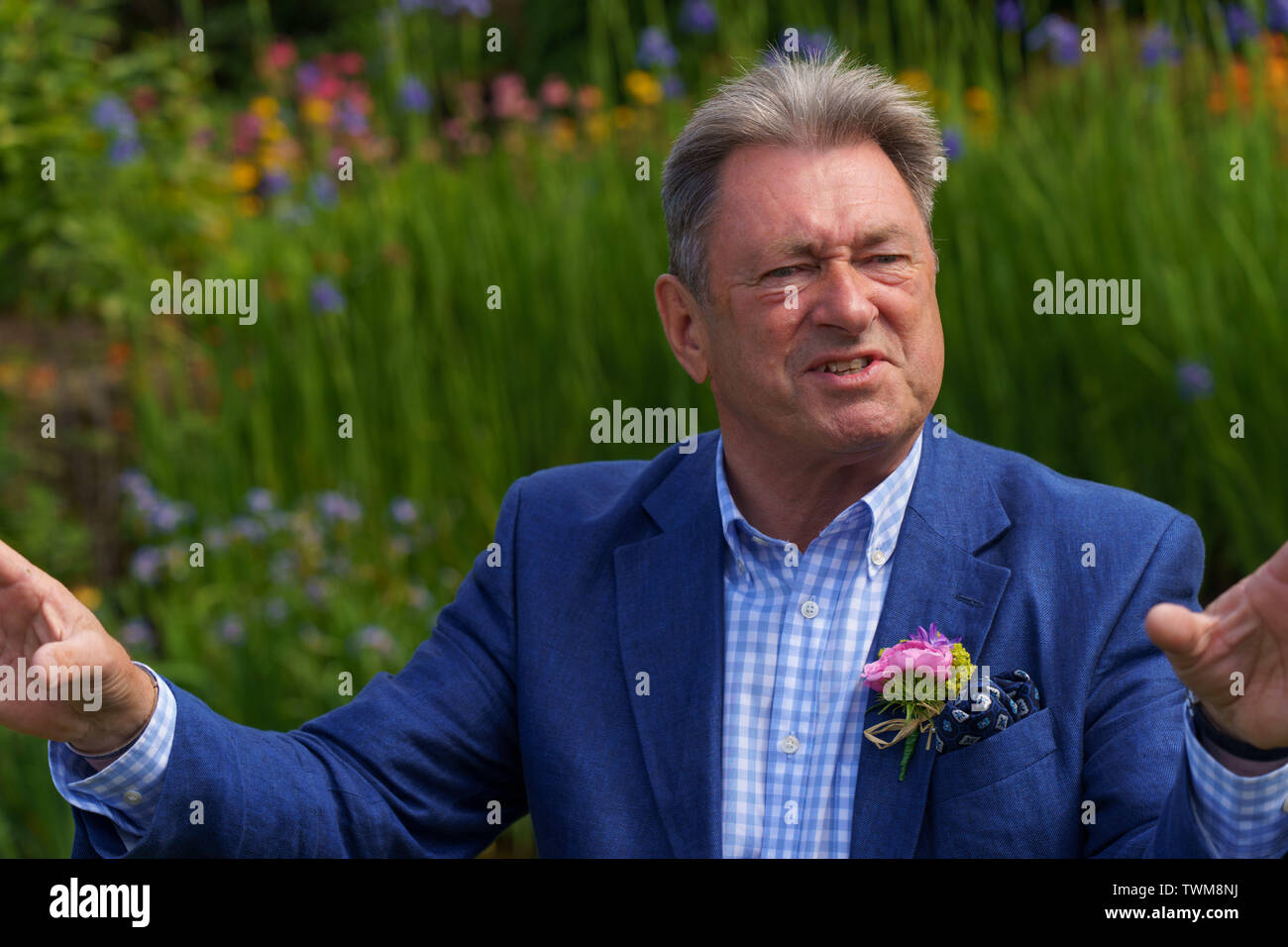 Gardener & Broadcaste Alan Titchmarsh al RHS Garden Harlow Carr Flower Show per celebrare il 70 ° anno dei giardini, Harrogate, North Yorkshire, Regno Unito. Foto Stock