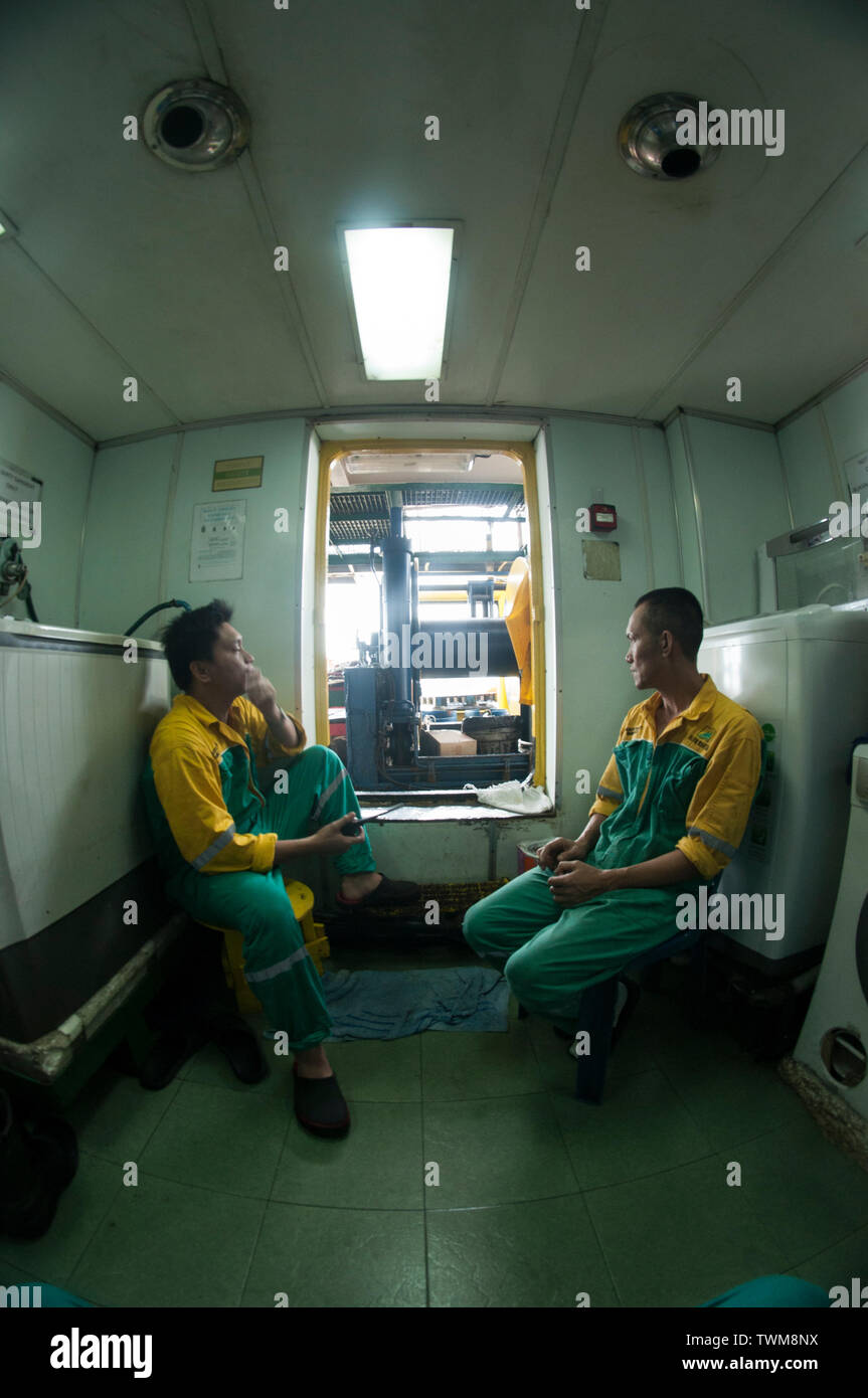 equipaggio marino che riposa al momento della pausa Foto Stock