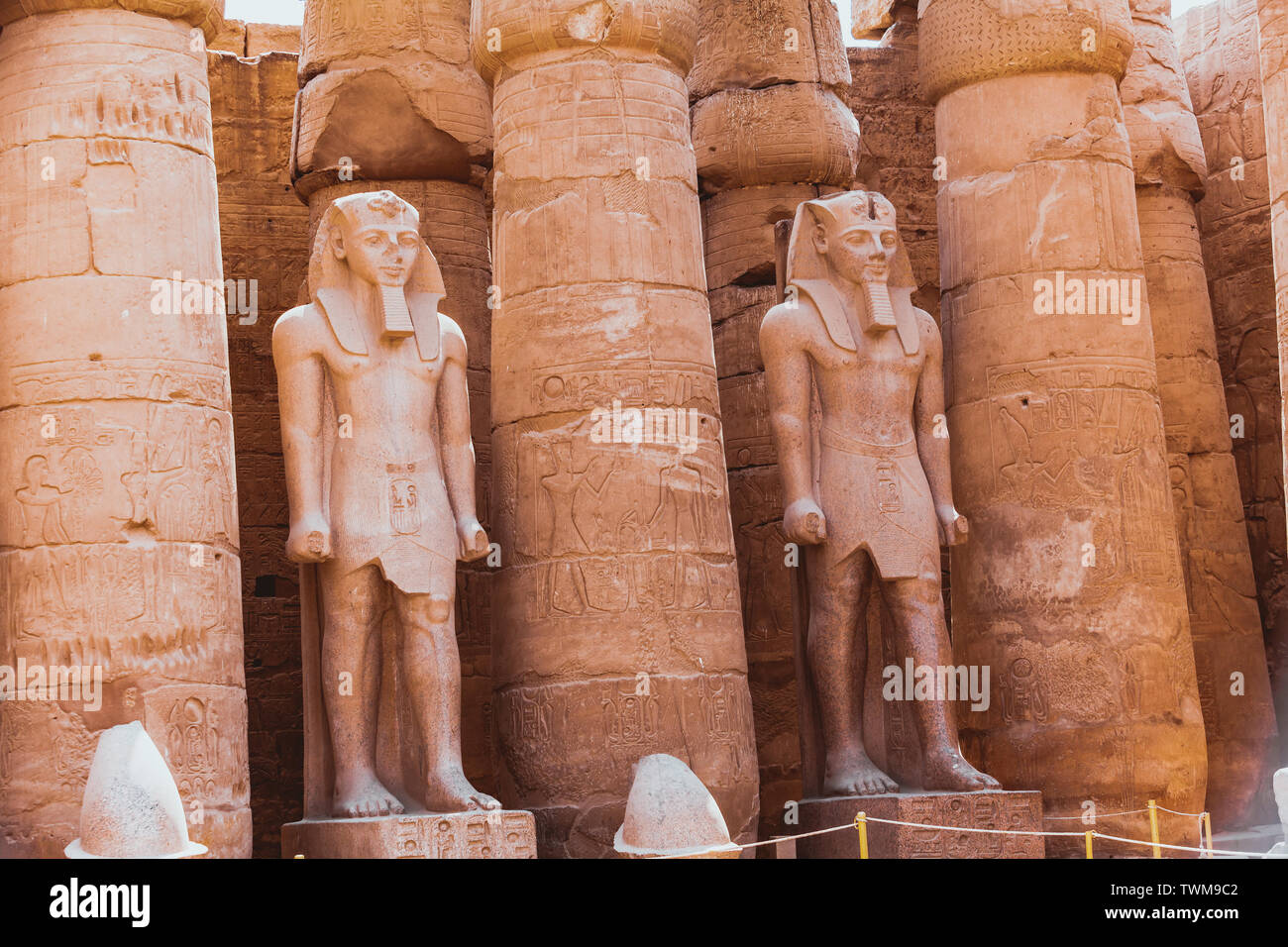 Le statue e le colonne all'interno del tempio di Luxor in Egitto Foto Stock