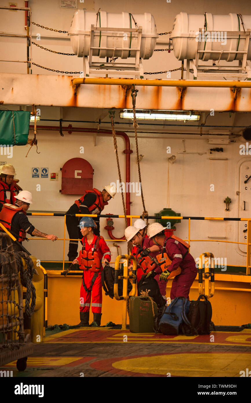 Lavoratore offshore ottenere pronto per l'imbarco alloggio chiatte da altra barca Foto Stock