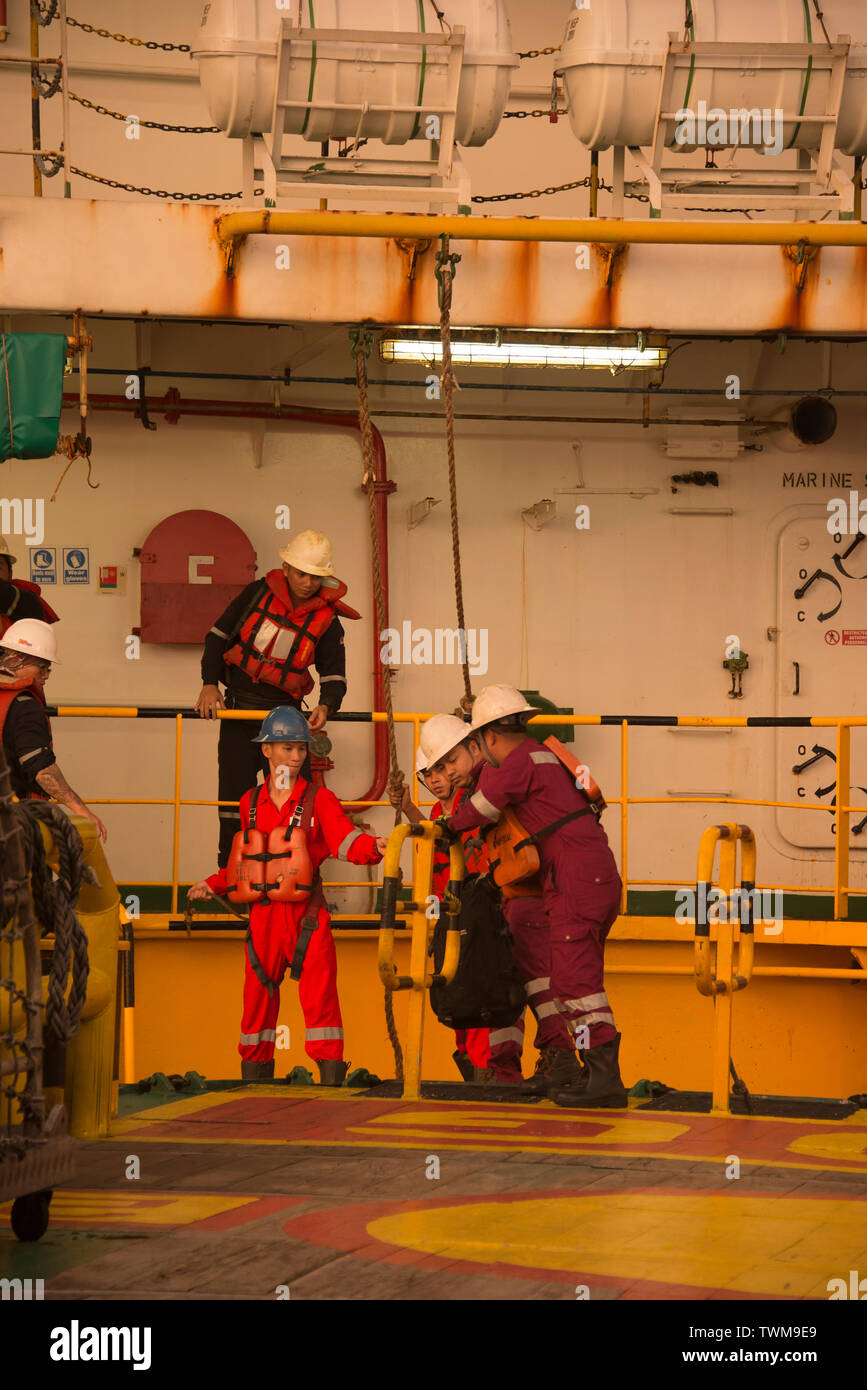 Lavoratore offshore ottenere pronto per l'imbarco alloggio chiatte da altra barca Foto Stock
