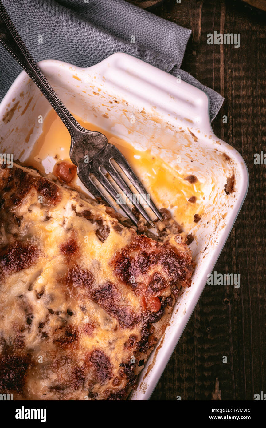 Italiani tradizionali lasagne alla bolognese rustico sfondo di legno Foto Stock