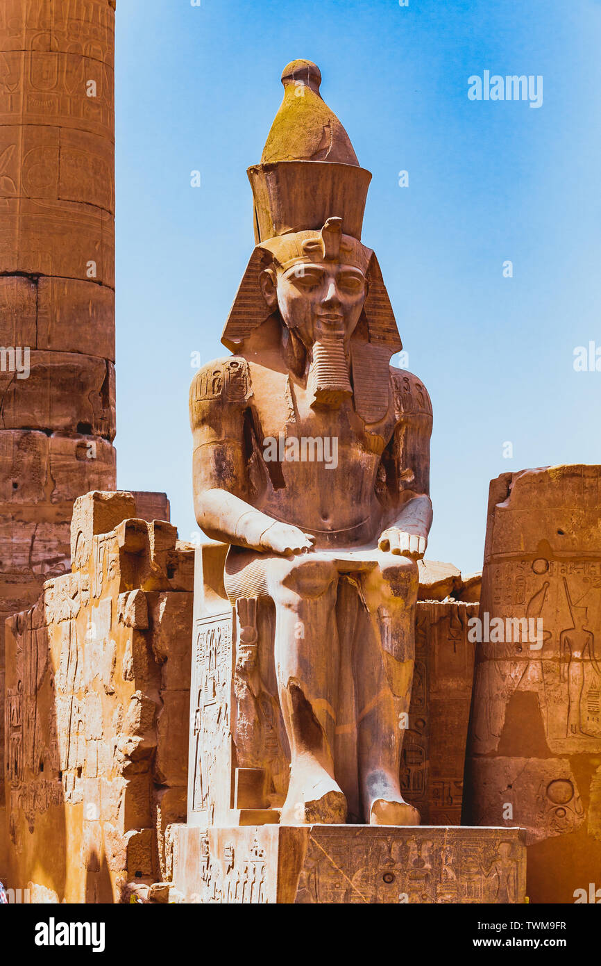 Le statue e le colonne all'interno del tempio di Luxor in Egitto Foto Stock