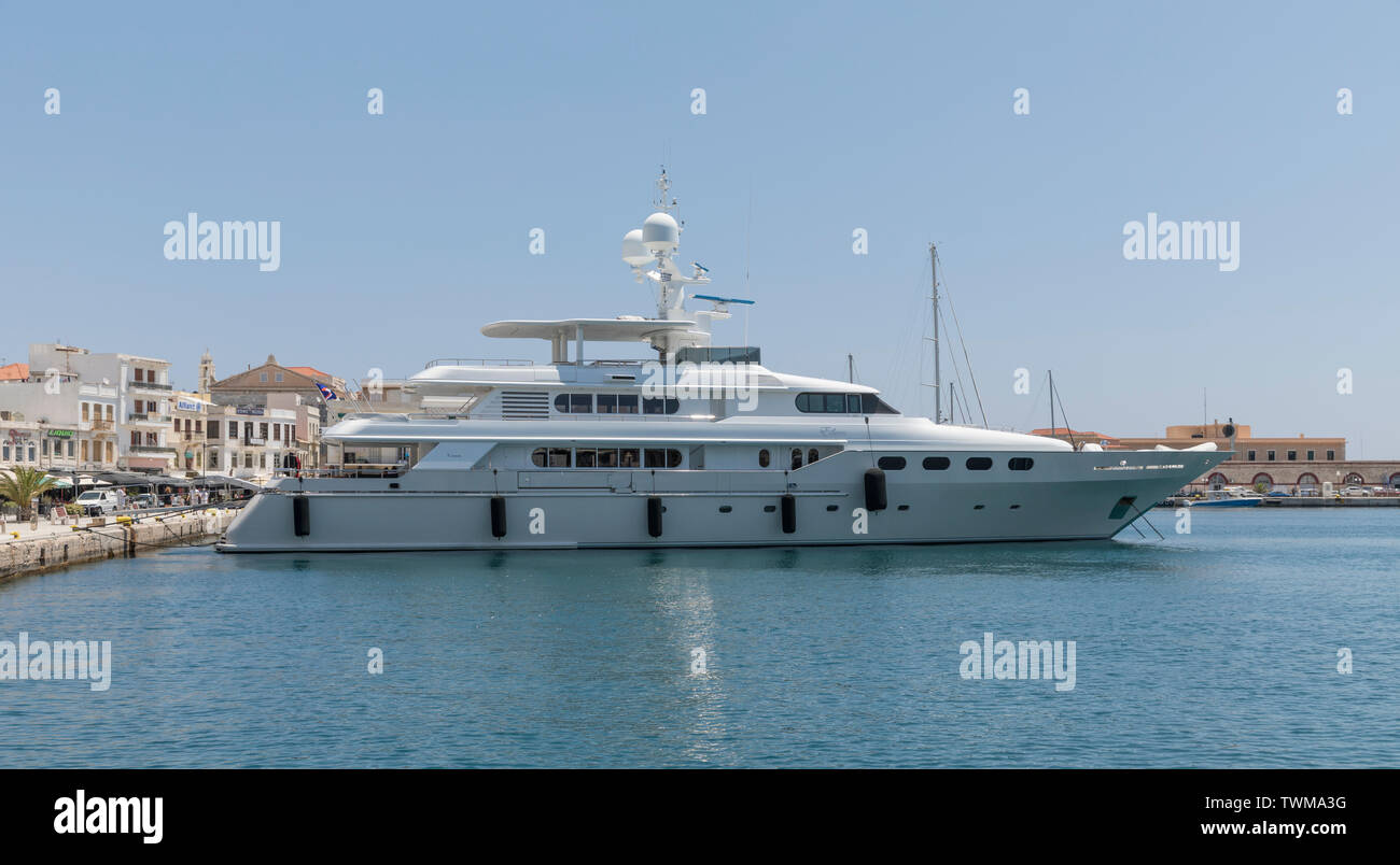 Ermoupolis: Giugno 21. Mega Yacht di Eileen ormeggiata nel porto di Ermoupolis. Ermoupolis , Syros, 21 giugno 2019, la Grecia. Foto Stock