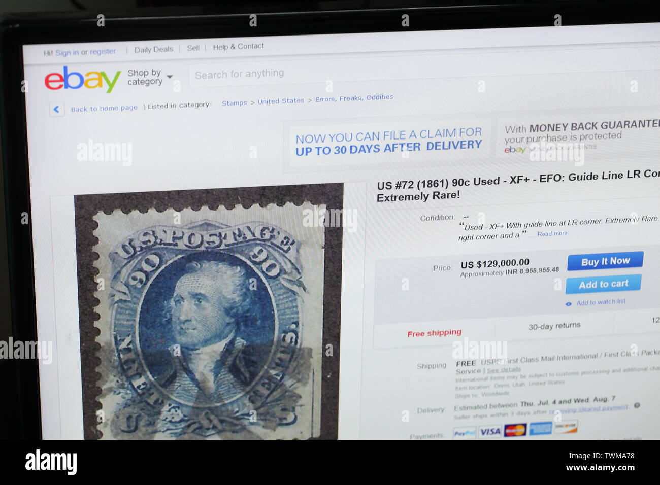 Sullo schermo del computer che mostra rari oggetti di antiquariato sono in vendita Foto Stock