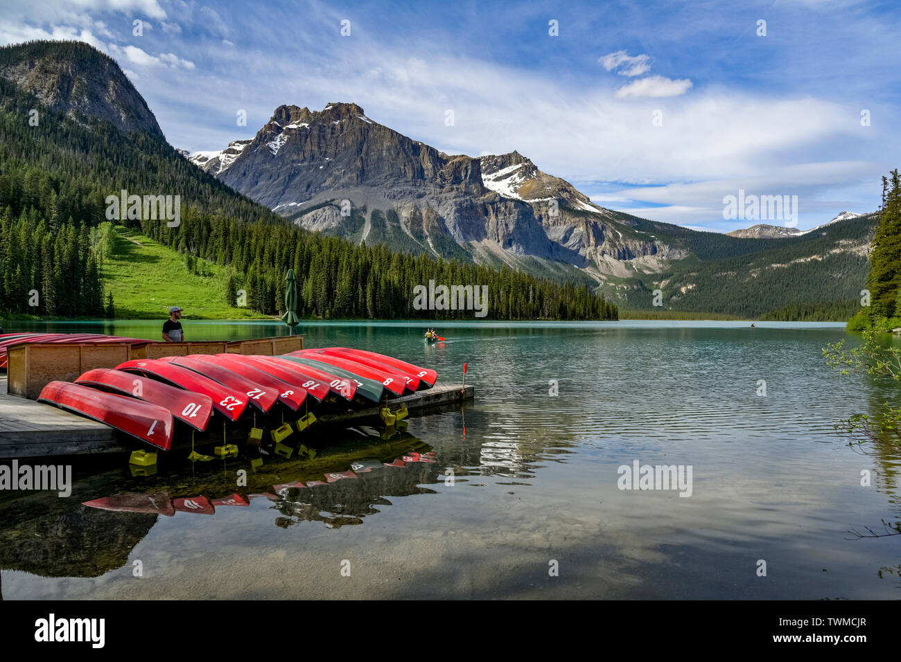 Noleggio di canoe dock, il Lago di Smeraldo, Parco Nazionale di Yoho, British Columbia, Canada Foto Stock