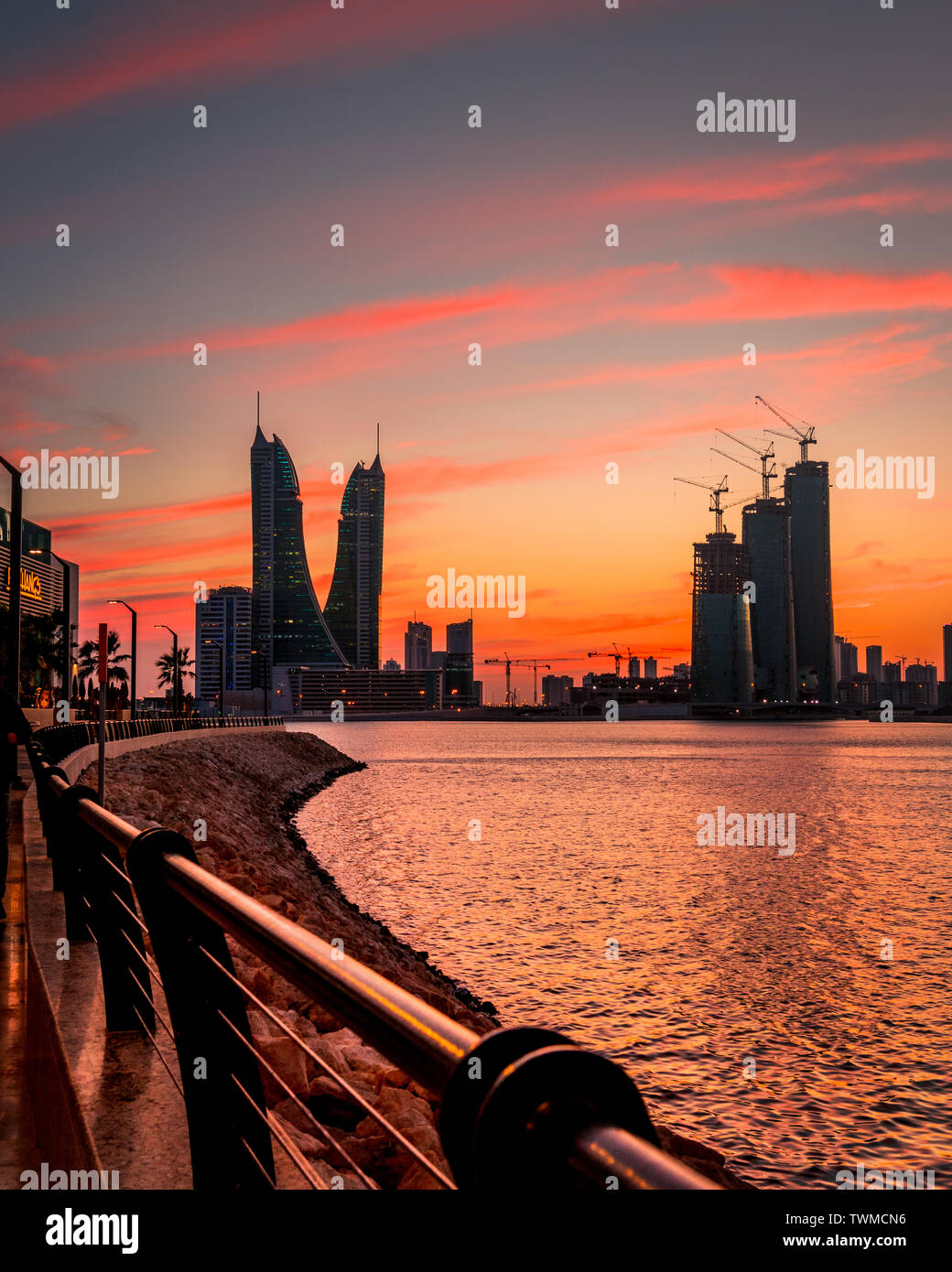 Vista al tramonto del Bahrain Bay con lo skyline di Bahrain Foto Stock