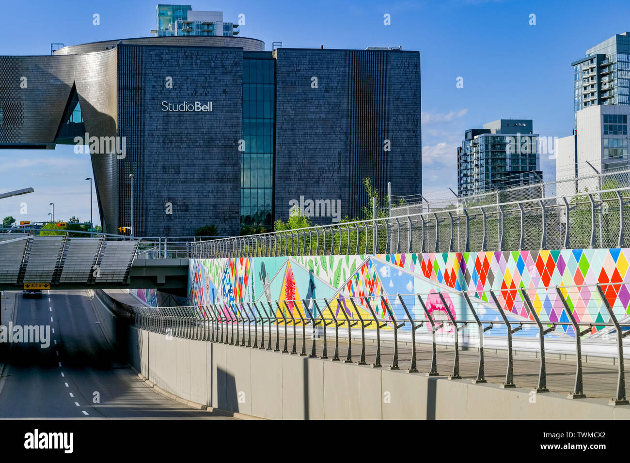 Studio Campana, National Music Center e il corridoio di collegamento murale di artista Michelle Hoogveld, 4th Street S.E. sottopassaggio, East Village, Calgary, Al Foto Stock