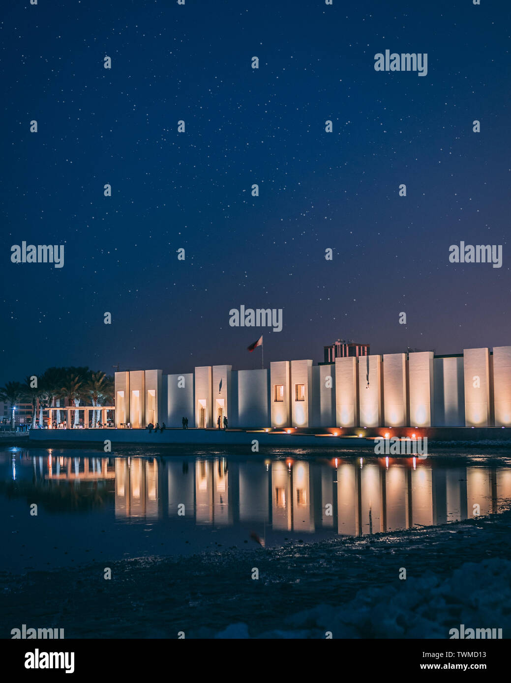 Riflessioni e splendido edificio in Bahrain Foto Stock