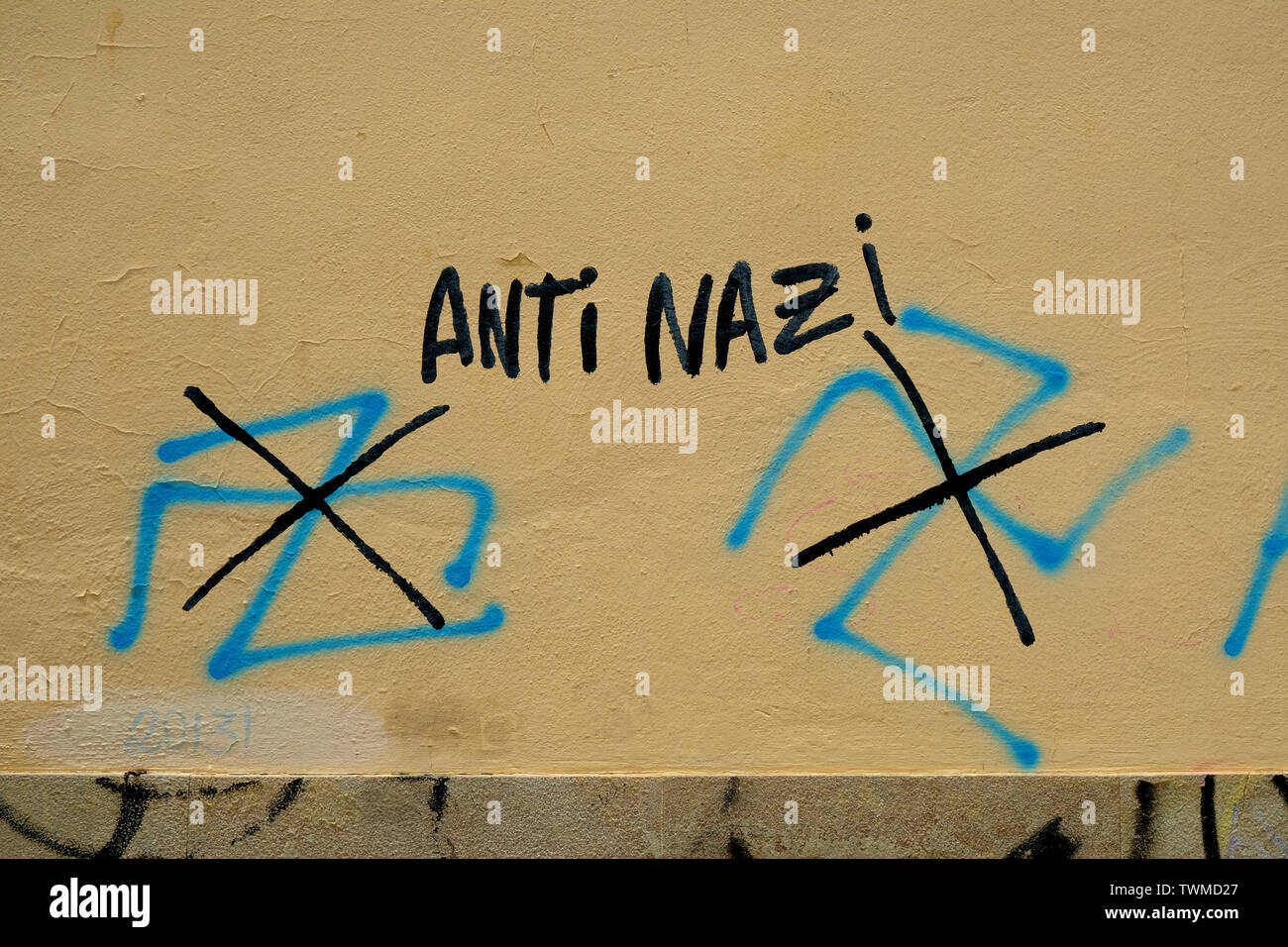 Anti-graffiti nazista con due svastiche barrata su una parete in Granada, Spagna; anti-fascismo, di antisemitismo, anti-nazista protesta. Foto Stock