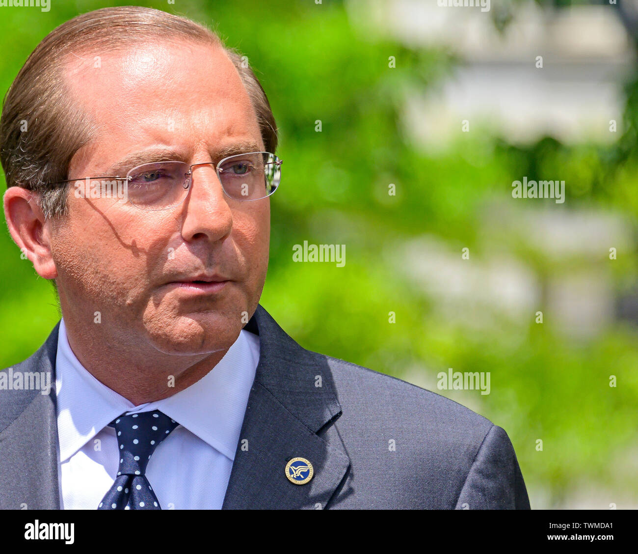 Stati Uniti segretario della Sanità e dei servizi umani (HHS) Alex Azar fa una dichiarazione ai giornalisti dopo una rete intervista sul viale del nord della Casa Bianca di Washington, DC il Venerdì, 21 giugno 2019. Segretario Azar chiede al Congresso degli Stati Uniti a passare il presidente statunitense Trump di finanziamento supplementare per il pacchetto HHS e il Dipartimento di Sicurezza Nazionale per affrontare la crisi umanitaria in noi il confine meridionale. Credito: Ron Sachs / CNP | Utilizzo di tutto il mondo Foto Stock