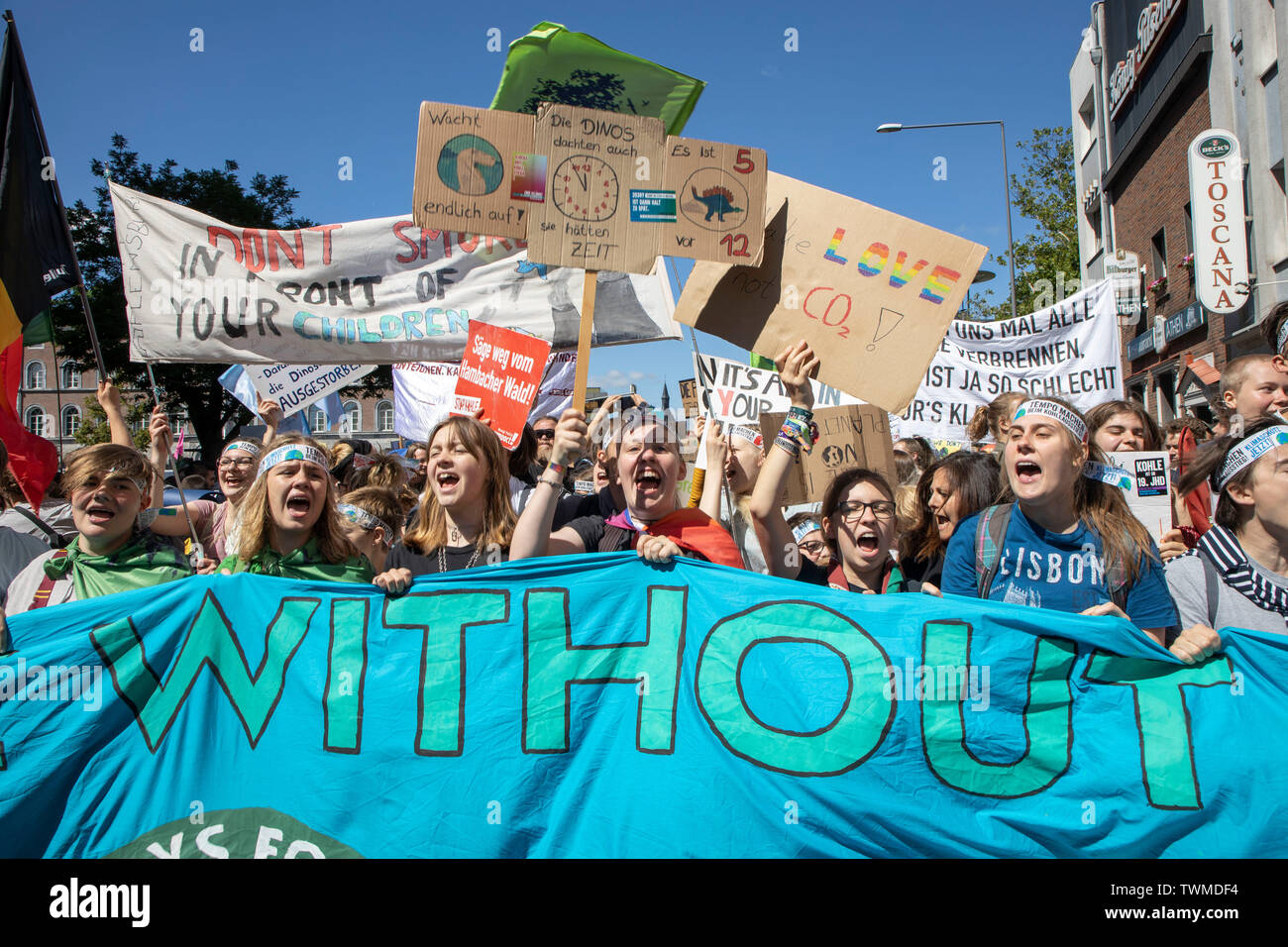 Prima la protezione del clima a livello internazionale la dimostrazione, clima sciopero, il movimento di venerdì per il futuro, in Aachen, con decine di migliaia di participan Foto Stock