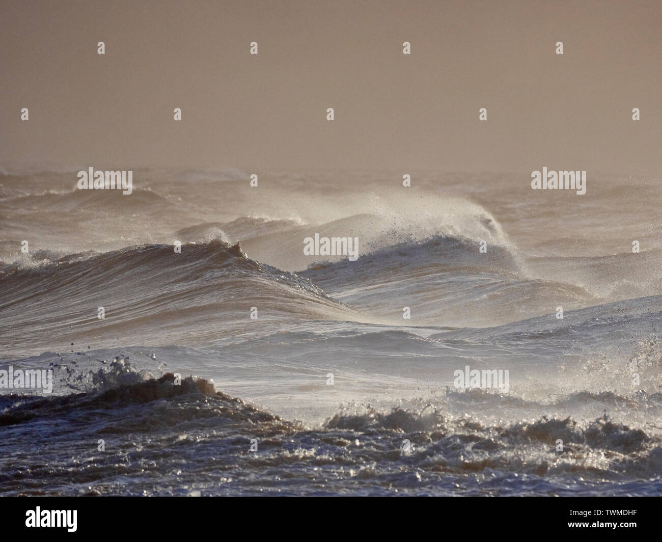 Mare mosso fuori North Norfolk in inverno Foto Stock