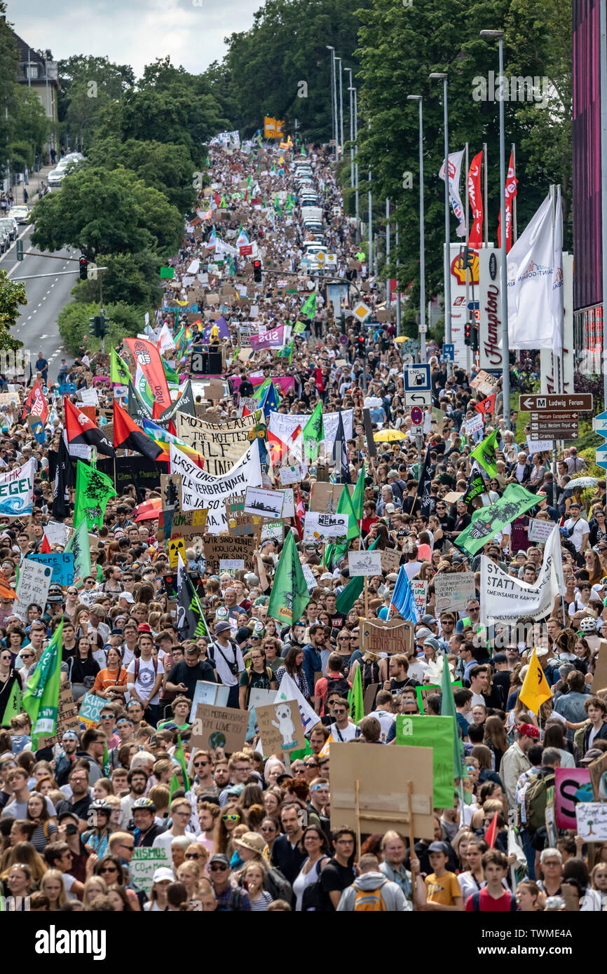 Prima la protezione del clima a livello internazionale la dimostrazione, clima sciopero, il movimento di venerdì per il futuro, in Aachen, con decine di migliaia di participan Foto Stock