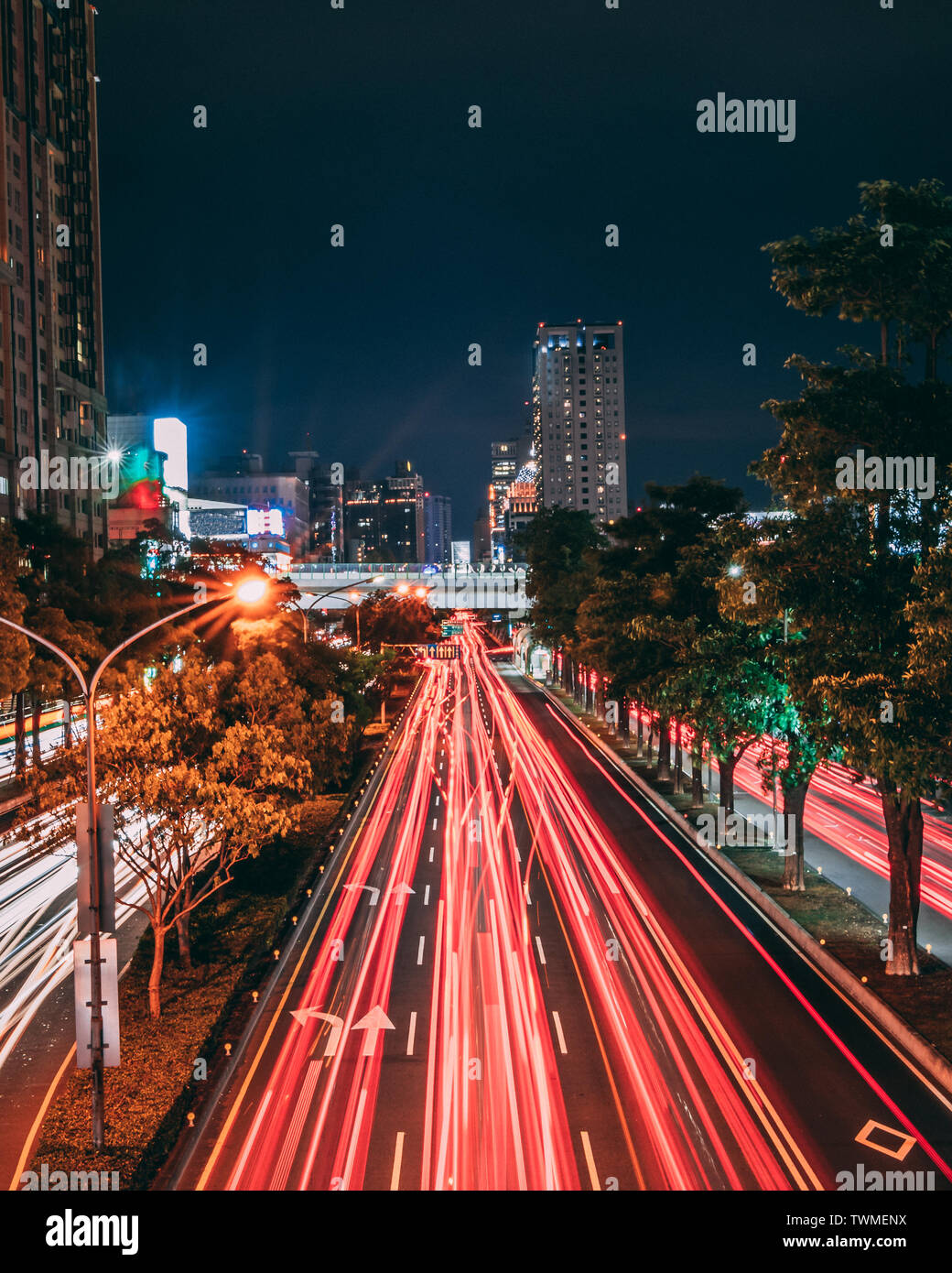 Una lunga esposizione di auto sentieri in città Foto Stock