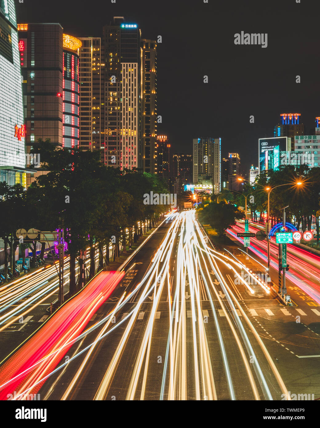 Una lunga esposizione di auto sentieri in città Foto Stock