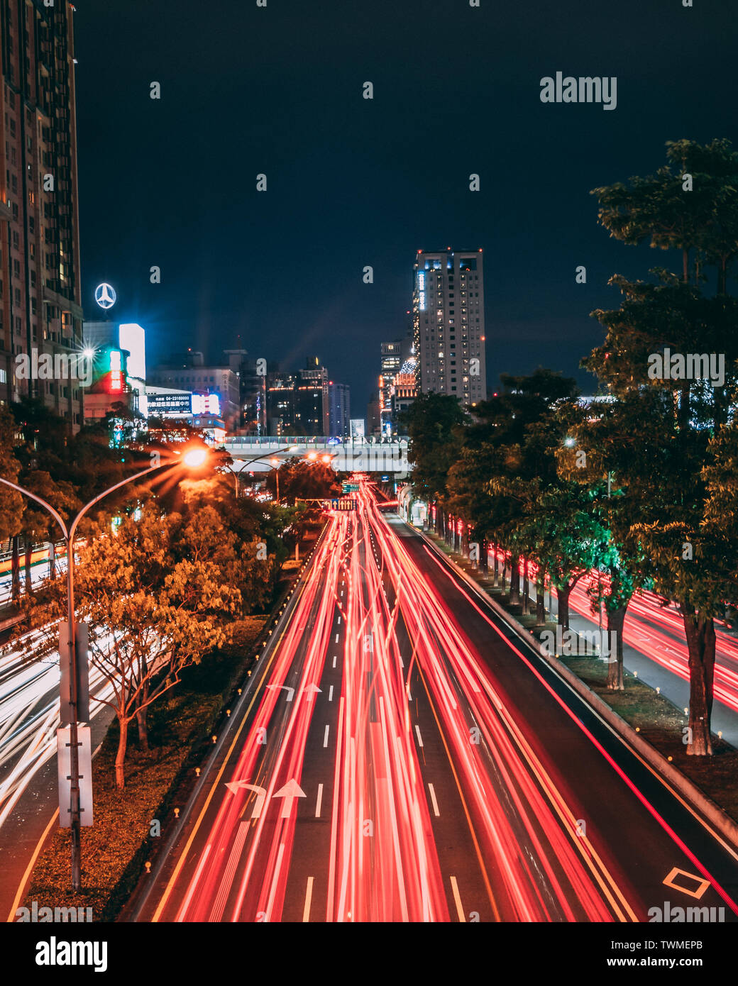 Una lunga esposizione di auto sentieri in città Foto Stock