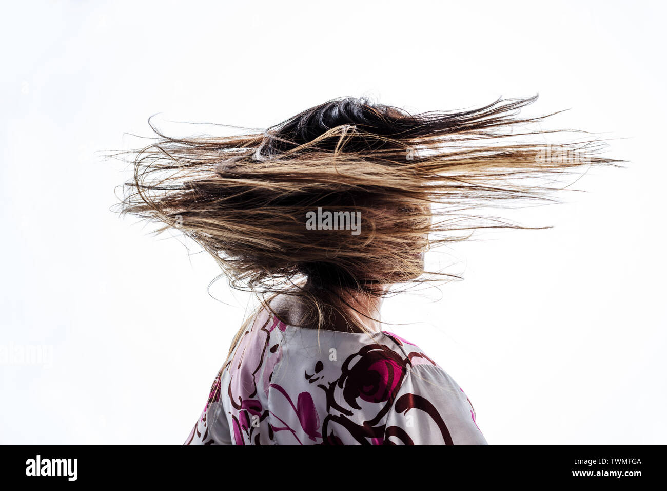 Ritratto di donna di mezza età con capelli in movimento. Foto Stock