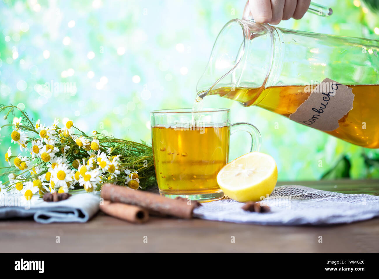 Salutare tè al Kombucha con limone e cannella. Ricetta per il Kombucha in casa estate sfondo luminoso Foto Stock