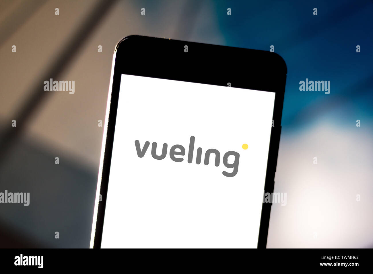 In questa illustrazione fotografica un logo Vueling di una compagnia aerea  spagnola è visibile su uno smartphone e uno schermo del pc Foto stock -  Alamy