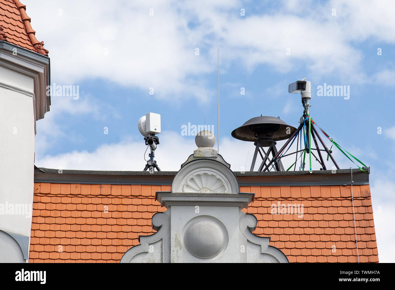 Ostritz, Germania. Il 21 giugno, 2019. Il municipio di Ostritz, la polizia ha installato la tecnologia di sorveglianza che copre il mercato. Con la quarta Ostritzer pace Festival, la città vuole reagire di fronte a un nuovo incontro del neo-nazisti allo scudo e spada Festival a est della città sassone. Credito: Daniel Schäfer/dpa-Zentralbild/dpa/Alamy Live News Foto Stock