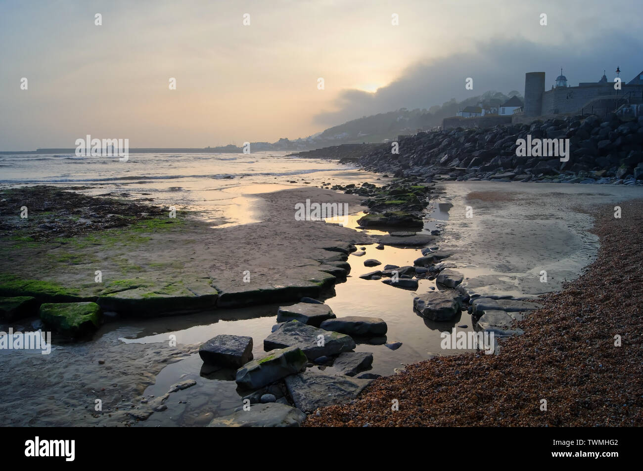 UK,Dorset,Lyme Regis,Chiesa spiaggia tramonto Foto Stock