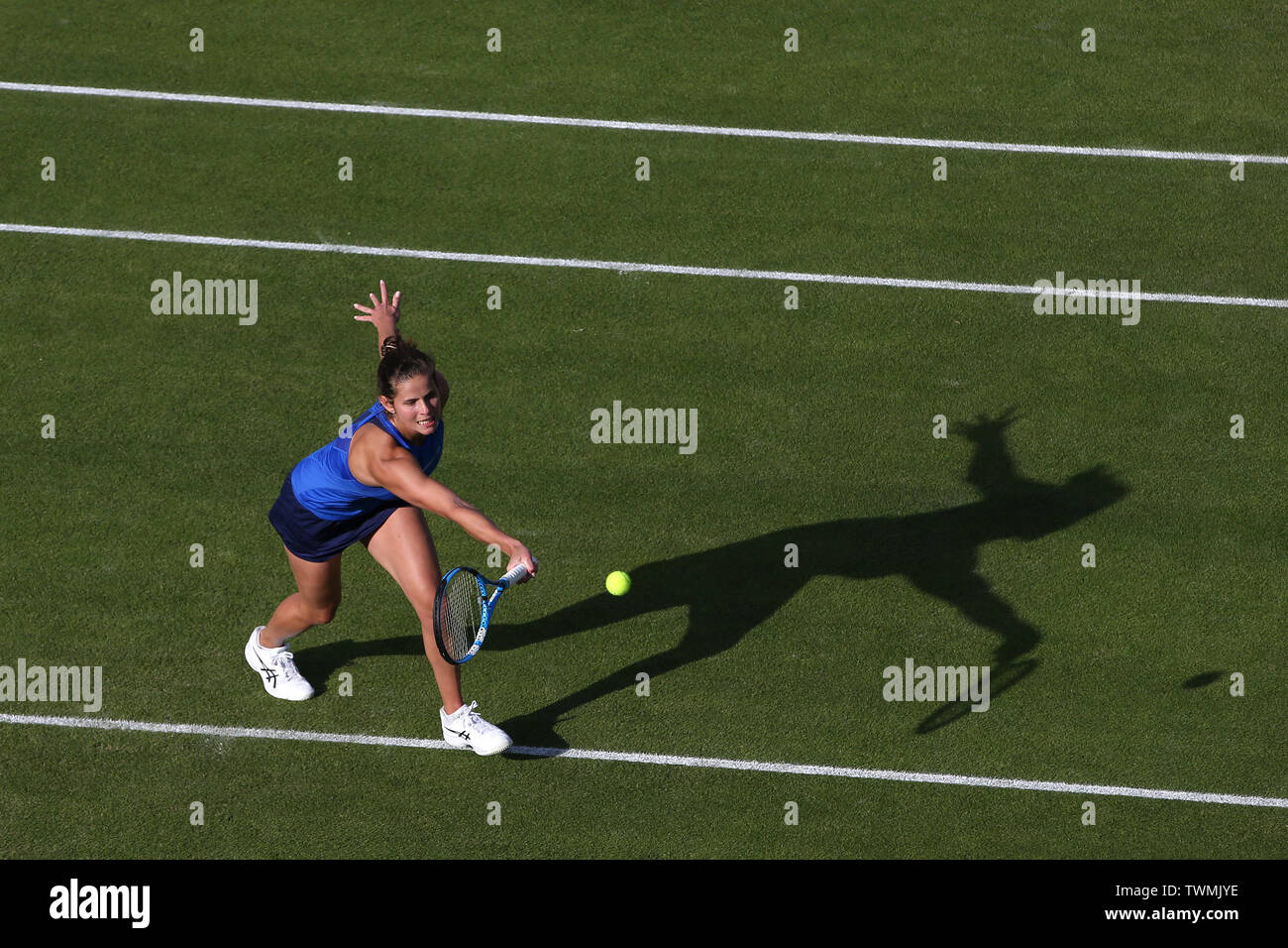 Birmingham, Regno Unito. Il 21 giugno, 2019. Julia Goerges della Germania durante il suo quarto di finale di partita contro Yulia Putintseva di Kaz. Natura Valle Classic 2019, internazionale di tennis femminile, giorno 5 al Edgbaston Priory Club a Birmingham, Inghilterra venerdì 21 giugno 2019. Solo uso editoriale. pic da Andrew Orchard, Credito: Andrew Orchard fotografia sportiva/Alamy Live News Foto Stock