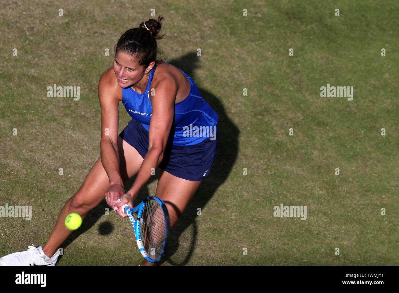 Birmingham, Regno Unito. Il 21 giugno, 2019. Julia Goerges della Germania durante il suo quarto di finale di partita contro Yulia Putintseva di Kaz. Natura Valle Classic 2019, internazionale di tennis femminile, giorno 5 al Edgbaston Priory Club a Birmingham, Inghilterra venerdì 21 giugno 2019. Solo uso editoriale. pic da Andrew Orchard, Credito: Andrew Orchard fotografia sportiva/Alamy Live News Foto Stock