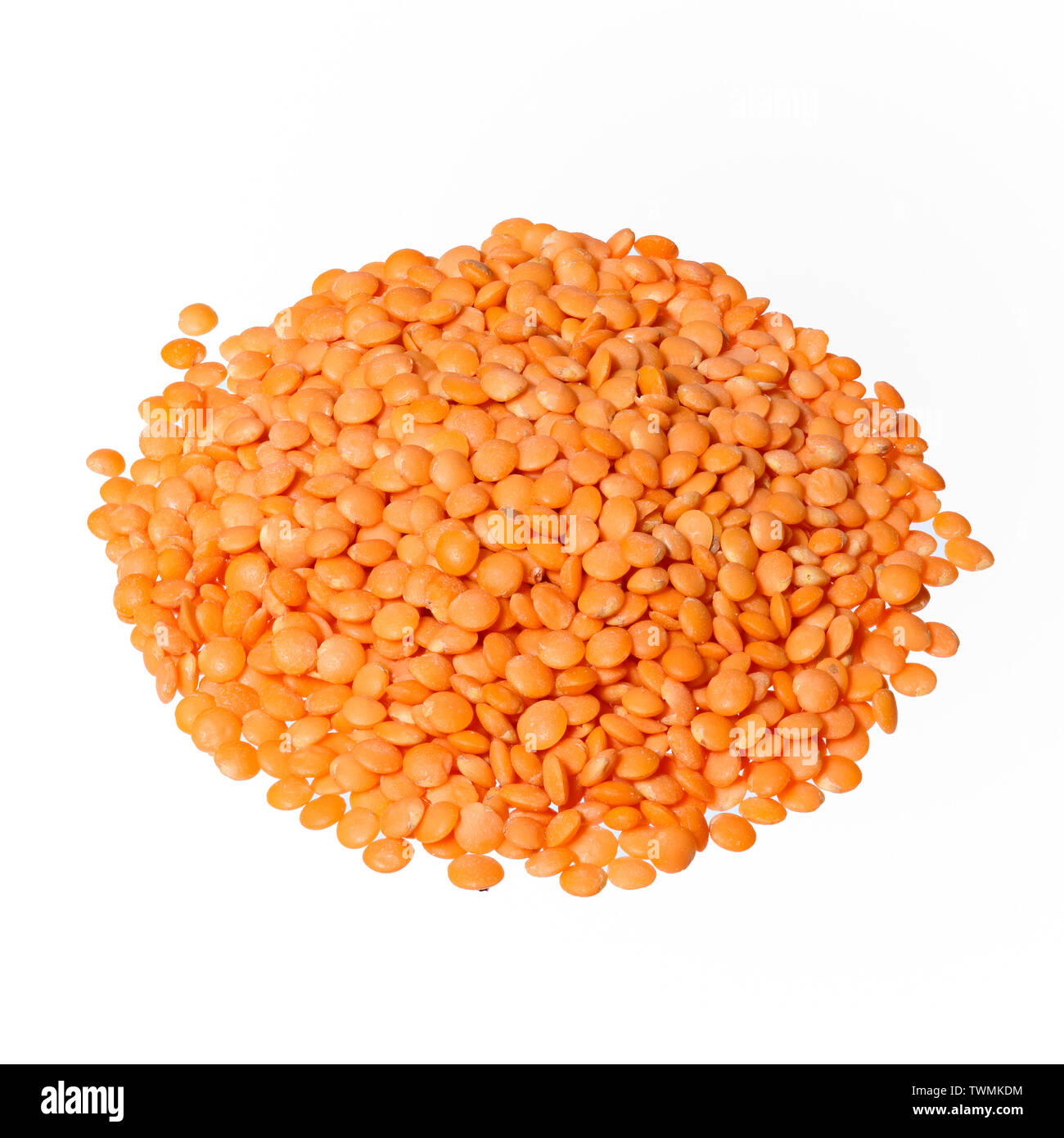 Stack di isolato di lenticchie crudo su sfondo bianco dal di sopra. Vista dall'alto. Foto Stock