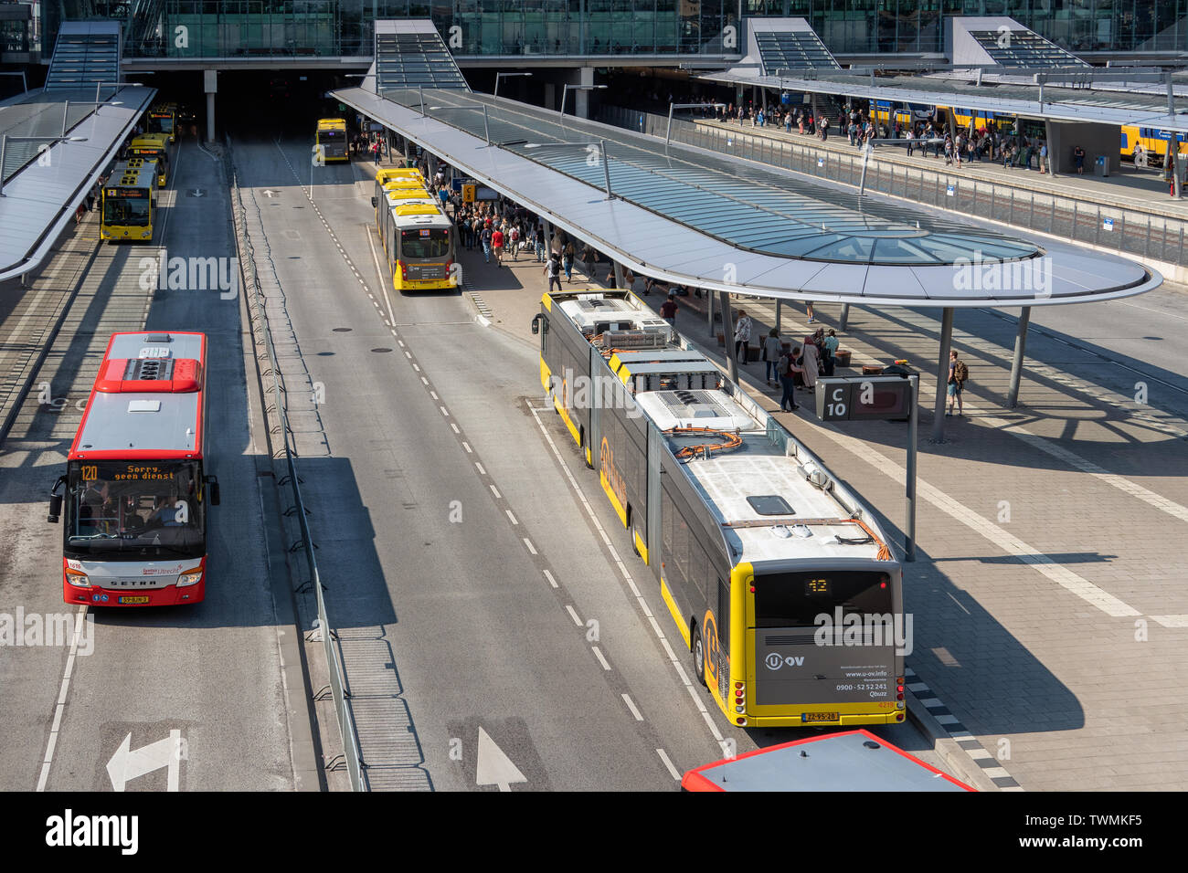City bus che arrivano fino alla stazione degli autobus vicino stazione ferroviaria Utrecht Foto Stock