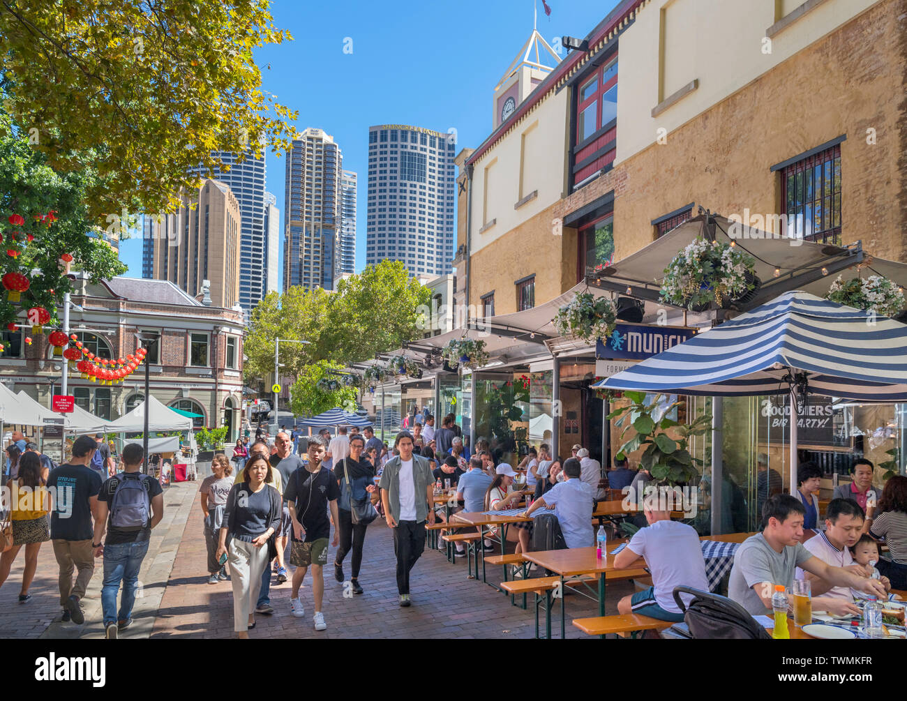 La gente seduta al di fuori del Monaco di Baviera Brauhaus bar su Playfair Street nel quartiere Rocks, Sydney, Australia Foto Stock