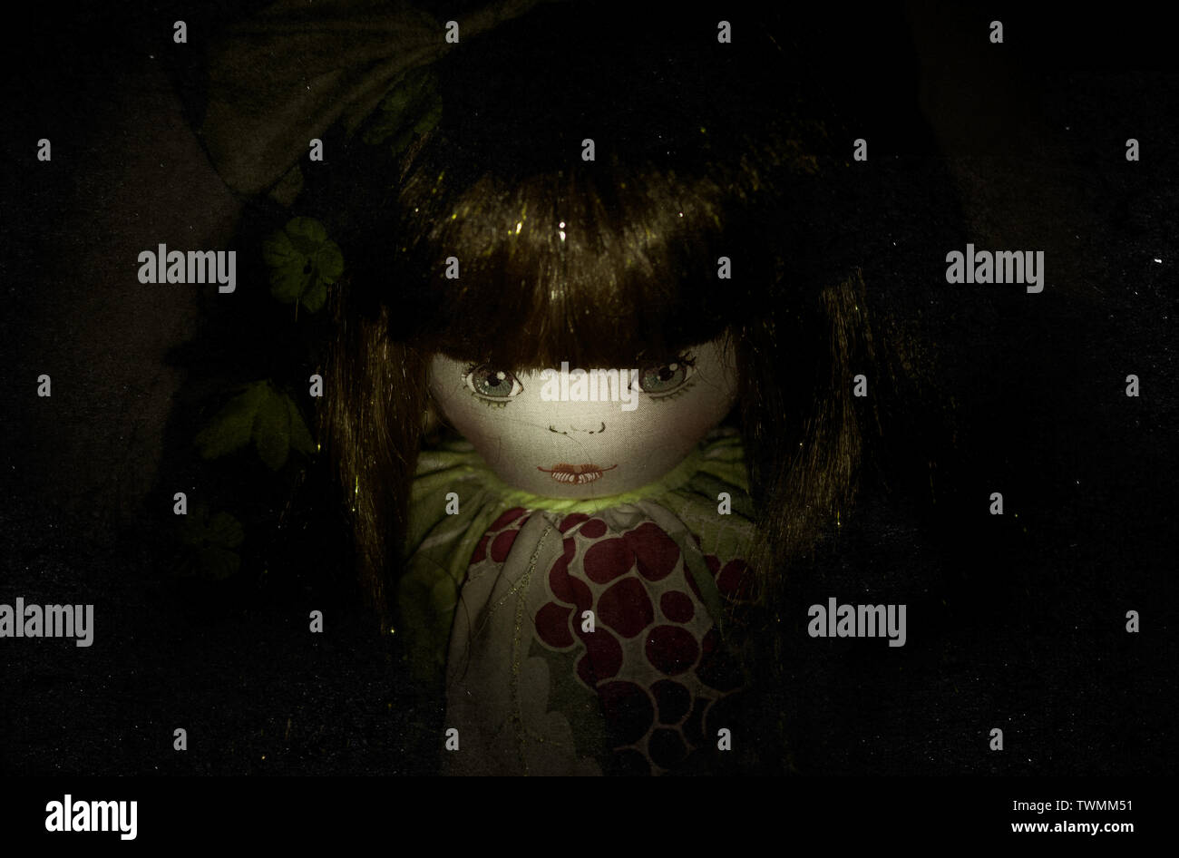 Creepy doll nel buio. Concetto di orrore. Foto Stock