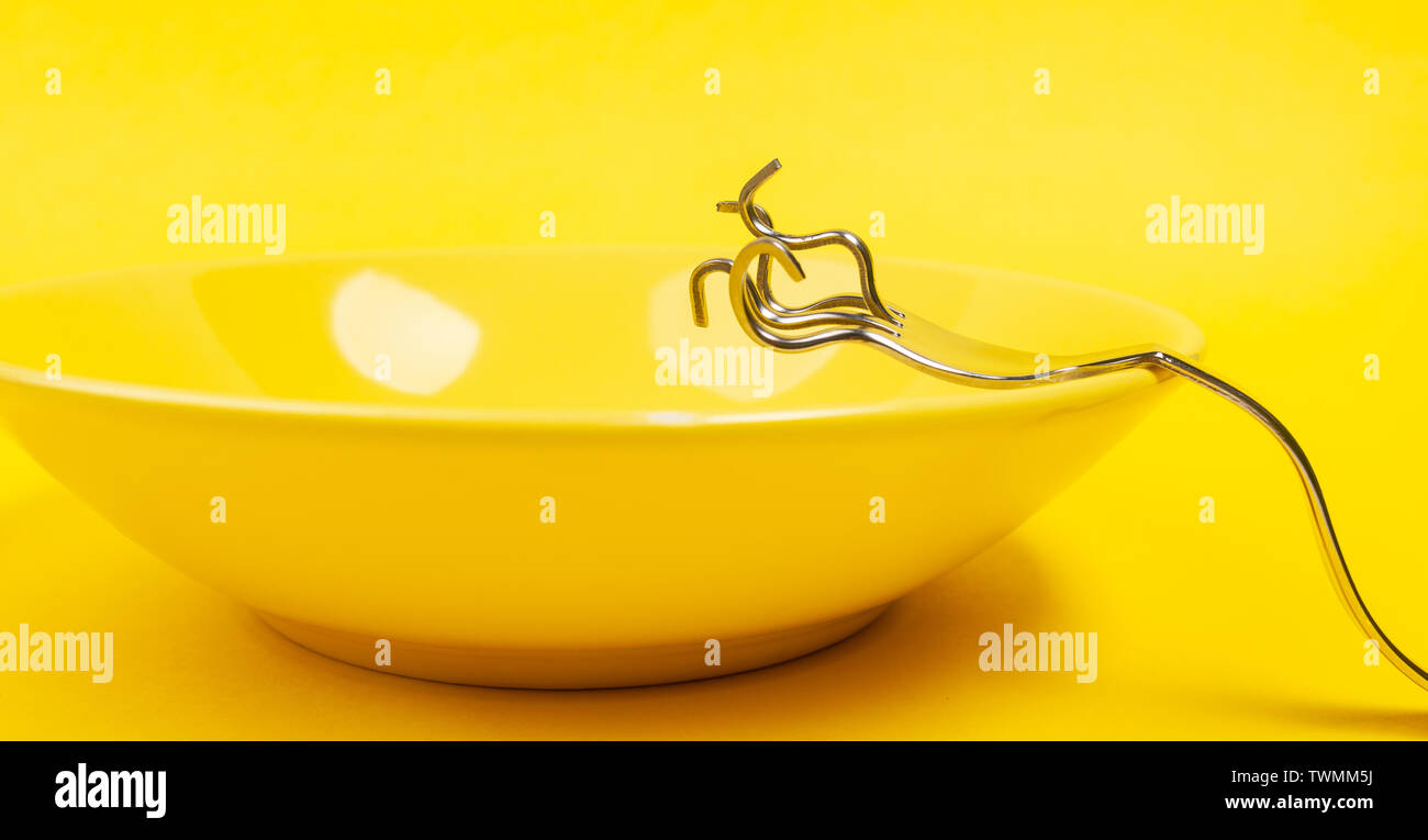 Piastra di colore giallo con bizzarre forcella Foto Stock