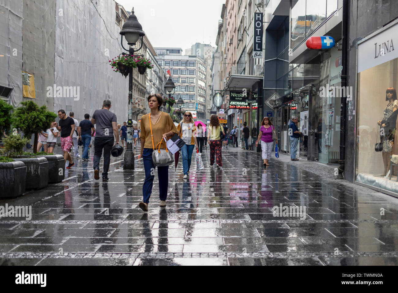 A Belgrado, in Serbia, 18 Giugno 2019: scena urbana con le persone camminare per la via Knez Mihailova Street dopo la pioggia a molla Foto Stock