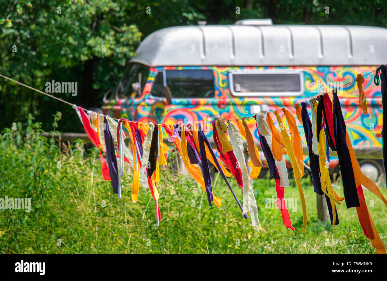 Dipinto hippie bus con nastri colorati Foto Stock