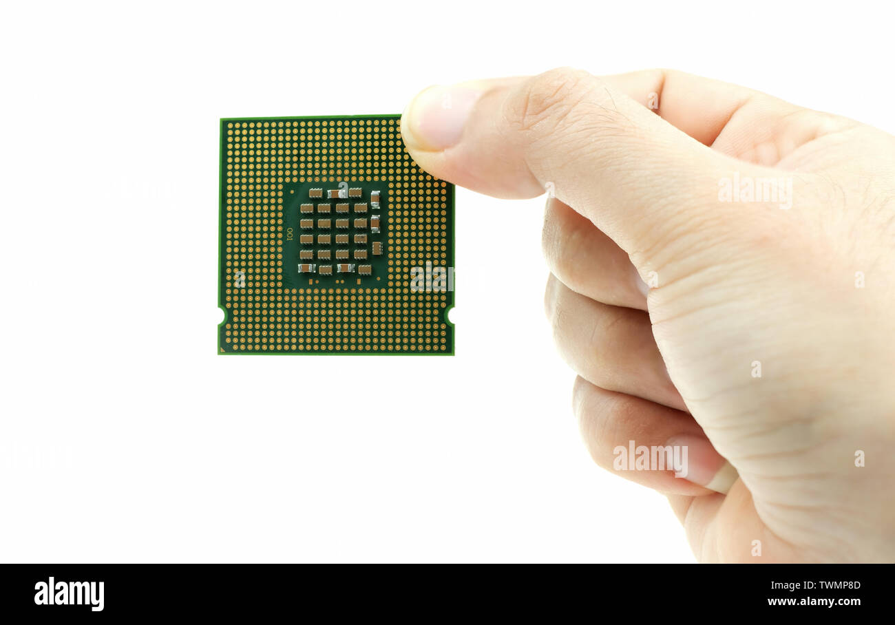 Cpu realistica vista posteriore del chip del processore in mano su sfondo bianco Foto Stock