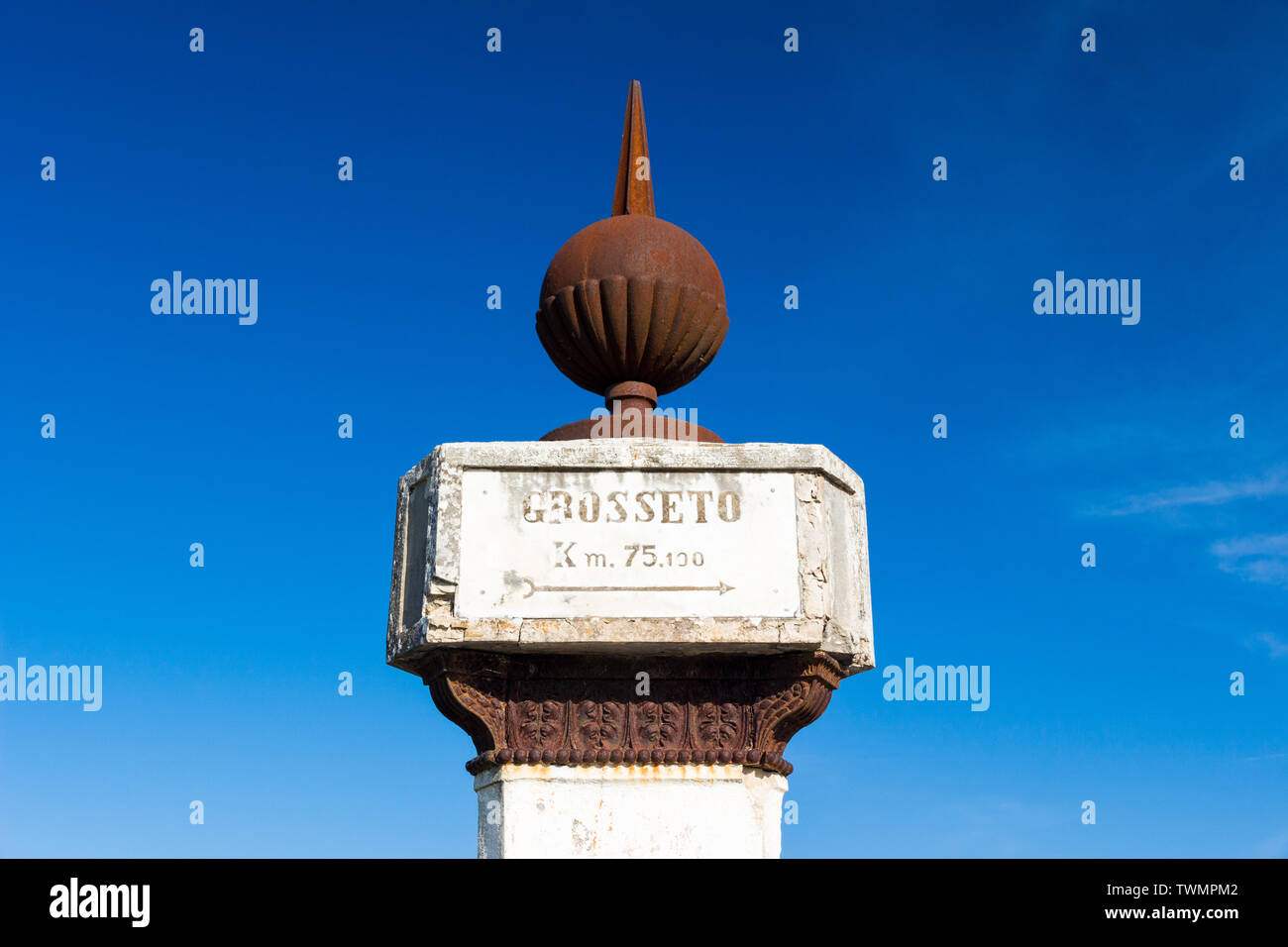 La colonna di Montarrenti è un 1840 cartello stradale costruito da Leopoldo II Granduca di Toscana, Italia Foto Stock