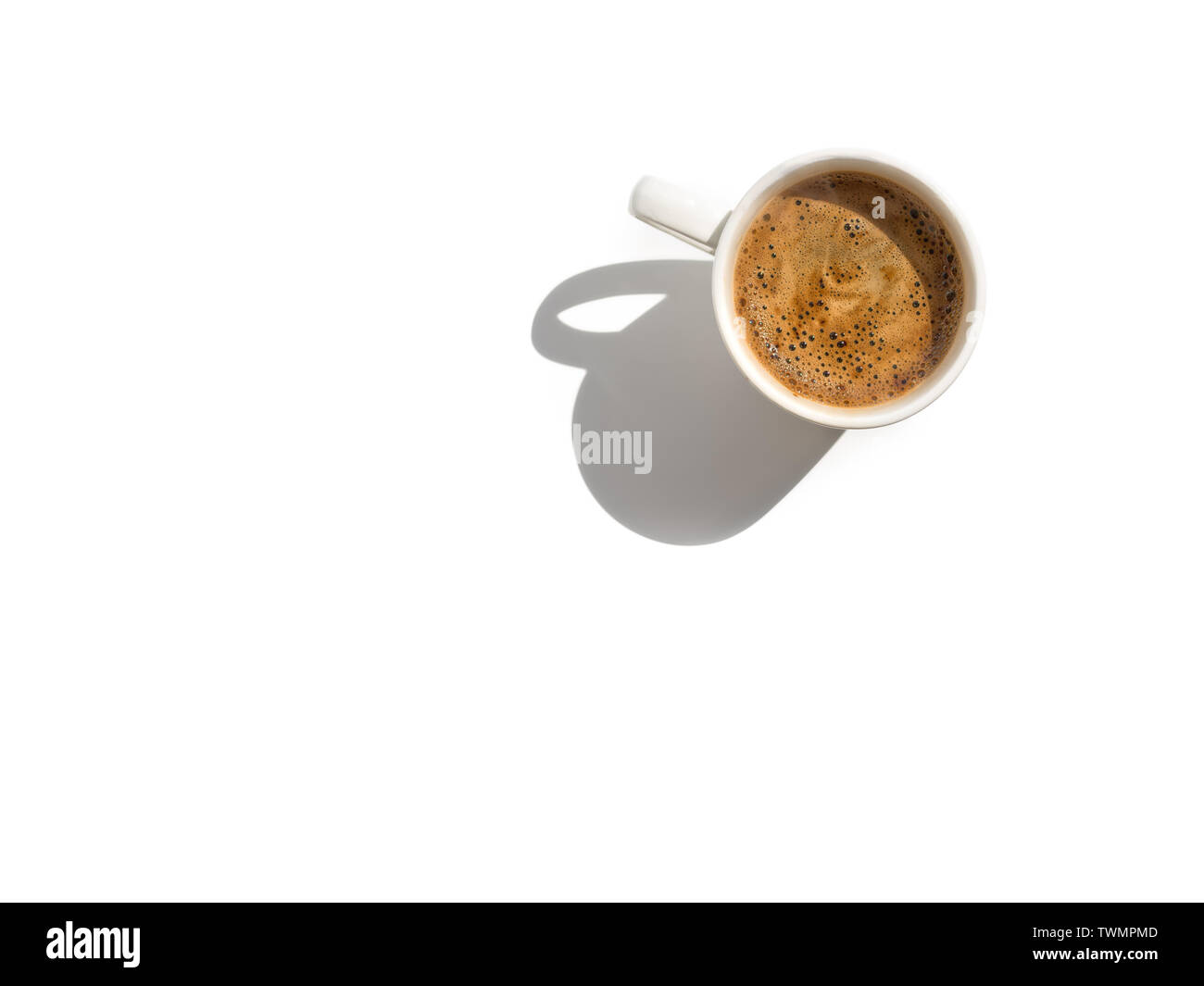 Bianco tazza di caffè sul tavolo bianco vista dall'alto isolato su bianco. Composizione sparse con spazio di copia Foto Stock