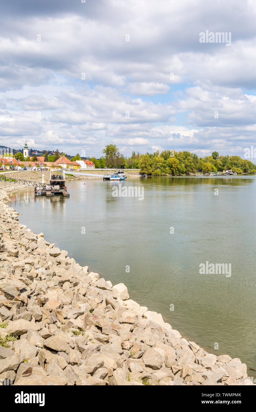 Bellissimo paesaggio vedute del fiume Danubio e tradizionale cittadina di Szentendre in una giornata di sole in primavera, Ungheria Foto Stock